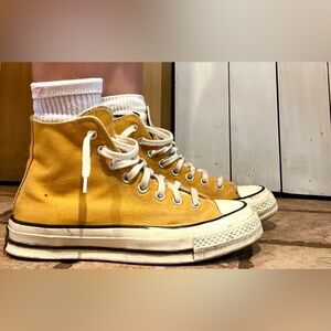 Orange Converse!!! Lightly used Womens size 8.5🧡🧡send offers!